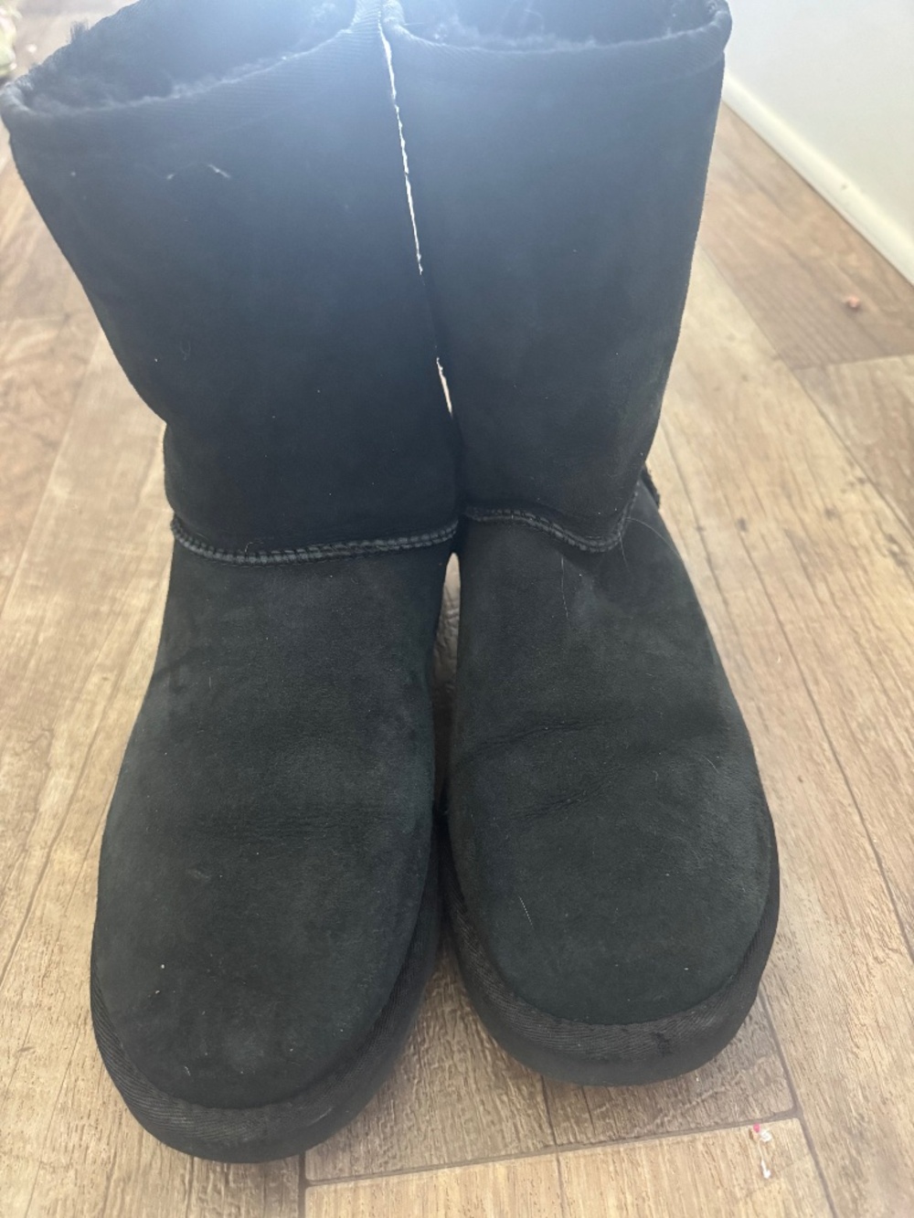 Black short Ugg boots